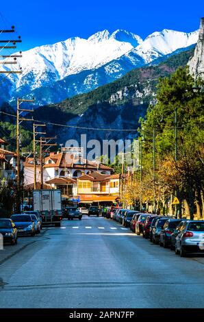 Blick vom Dorf Litochoro auf den schneebedeckten Berg des Olymp und den höchsten Gipfel Mytikas. Stockfoto