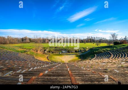 Blick auf das hellenistische Theater an der archäologischen Stätte von Dion, das sich in den nördlichen Ausläufern des Olymp befindet. Pieria, Mazedonien, Griechenland Stockfoto