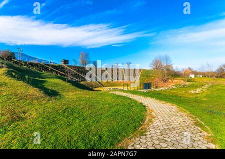 Blick auf das hellenistische Theater an der archäologischen Stätte von Dion, das sich in den nördlichen Ausläufern des Olymp befindet. Pieria, Mazedonien, Griechenland Stockfoto