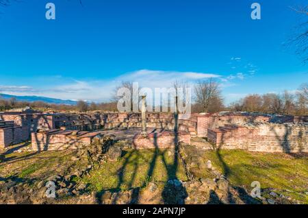 Blick auf die archäologische Stätte von Dion, die sich in den nördlichen Ausläufern des Olymp befindet. Pieria, Mazedonien, Griechenland. Stockfoto