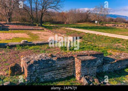 Blick auf die archäologische Stätte von Dion, die sich in den nördlichen Ausläufern des Olymp befindet. Pieria, Mazedonien, Griechenland. Stockfoto