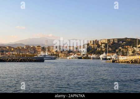 Blick vom Meer auf den Touristenhafen von Porto Maurizio an der Blumenriviera mit vermauerten Luxusyachten, Imperia, Ligurien, Italien Stockfoto