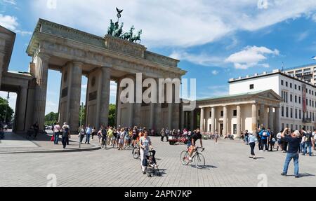 BERLIN, DEUTSCHLAND - 24. MAI 2018: die Touristen am Brandenburger Tor in Berlin beliebt, eines der wichtigsten Wahrzeichen der Stadt, der Hauptstadt der Bundes Repu Stockfoto