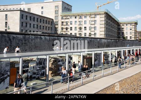 Berlin, DEUTSCHLAND - 25. MAI 2018: Besucher der Gedenkstätte Berliner Mauer mit den Resten der authentischen Mauer, die zwischen Ost-Berlin und West-Berlin gebaut wurde Stockfoto