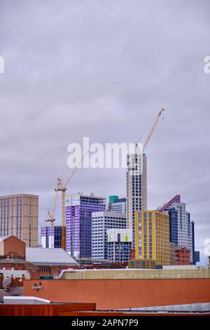 Leeds, GROSSBRITANNIEN - 11. Januar 2020: Vertikaler Schuss der skyline von leeds an einem bewölkten Tag mit neuen hohen Gebäuden wird für neue Studenten gebaut und gebaut Stockfoto