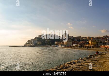 Schöner Blick auf die Bucht von Porto Maurizio mit dem Strand und dem Viertel Parasio auf dem Vorgebirge an einem sonnigen Tag, Imperia, Ligurien, Italien Stockfoto