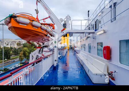 An den Halterungen auf dem Deck des Schiffes ist ein großes Rettungsboot befestigt. Stockfoto