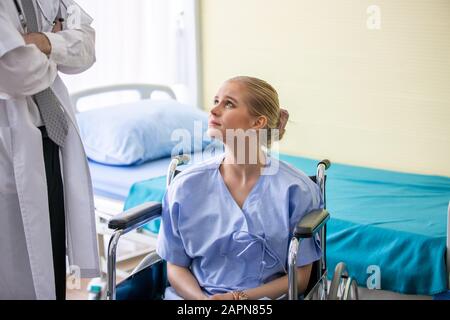 Der Arzt überprüft und mit dem Patienten in der Klinik oder dem Arzt sprechen Sie mit dem Patienten im Krankenhaus Stockfoto