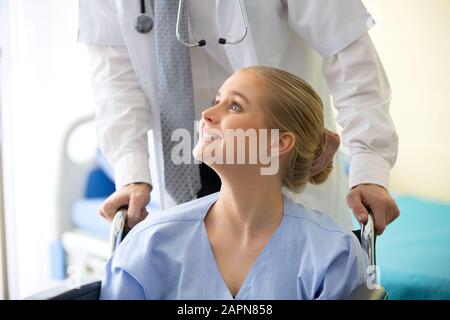 Der Arzt überprüft und mit dem Patienten in der Klinik oder dem Arzt sprechen Sie mit dem Patienten im Krankenhaus Stockfoto