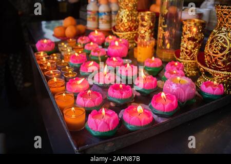 Kuala Lumpur, Malaysia. Januar 2020. Kerzen in einem chinesischen buddhistischen Tempel als Lunar-Neujahr, auch bekannt als Frühlingsfest in China und Tet in Vietnam, fallen am 25. Januar 2020, was den Beginn des Jahres der Ra-Gutschrift markiert: Amer Ghazzal/Alamy Live News Stockfoto