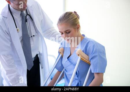 Der Arzt überprüft und mit dem Patienten in der Klinik oder dem Arzt sprechen Sie mit dem Patienten im Krankenhaus Stockfoto