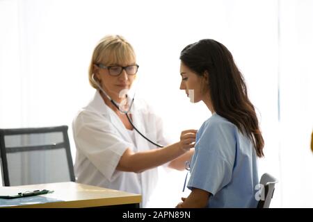 Der Arzt überprüft und mit dem Patienten in der Klinik oder dem Arzt sprechen Sie mit dem Patienten im Krankenhaus Stockfoto