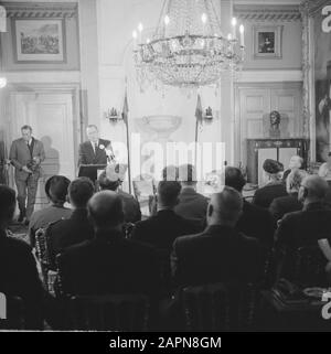 Prins Bernhard installiert Kuratorium der Stiftung Volk und Verteidigung im Palast Soestdijk, Fürst während der Rede Datum: 10. Dezember 1964 Ort: Soestdijk, Utrechter Schlüsselwörter: Verteidigung, Königshaus, Fürsten, Reden persönlicher Name: Bernhard, Prinzenname: Stichting Volk en Defence Stockfoto
