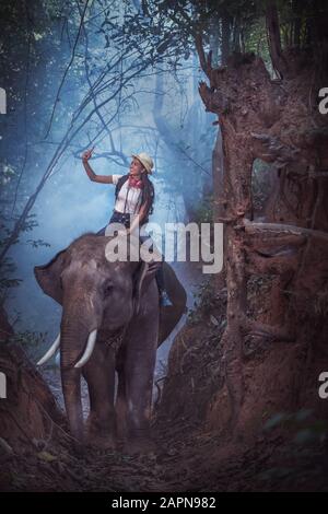 Touristenfahrt auf Elefanten Trekking in Thailand Stockfoto