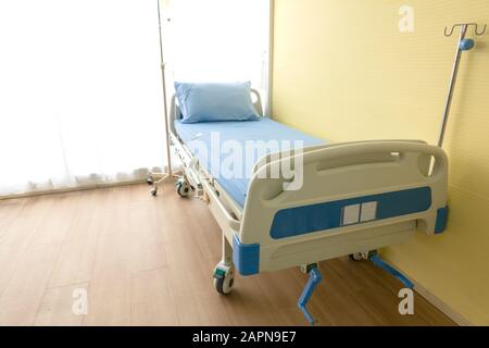 Patientenbett in der Krankenstation ohne Körper Stockfoto