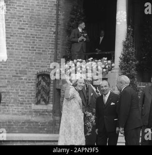 Engagement Prinzessin Beatrix und Claus von Amsberg Prinzessin Beatrix, Claus von Amsberg, Premierminister Cals (vorne rechts) und Premierminister Pengel (Hintergrund) am Binnenhof Datum: 29. Juni 1965 Ort: Den Haag, Süd-Holland Schlüsselwörter: Engagement persönlicher Name: AMSBERG, Claus von, Beatrix, Prinzessin, Cals, Jo, Pengel, Johan Adolf Stockfoto