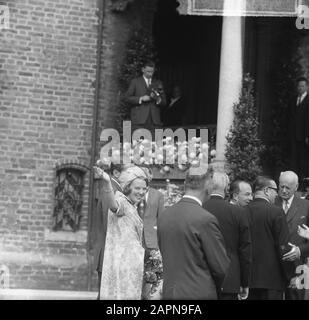 Engagement Prinzessin Beatrix und Claus von Amsberg Prinzessin Beatrix und Claus von Amsberg op het Binnenhof Datum: 29. Juni 1965 Ort: Den Haag, Zuid-Holland Schlüsselwörter: Engagement, Schwenkender persönlicher Name: AMSBERG, Claus von, Beatrix, Prinzessin Stockfoto