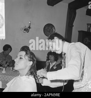 Friseursalon Tendens 1966, von Friseursalon Mario (Kurzhaarfriseur Mario bei der Arbeit Datum: 23. Juli 1965 Schlagwörter: Friseure, Frisuren Stockfoto