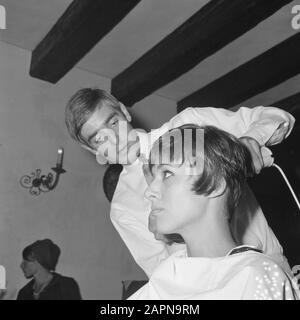 Friseursalon Tendens 1966, von Friseursalon Mario (Kurzhaarfriseur Mario bei der Arbeit Datum: 23. Juli 1965 Schlagwörter: Friseure, Frisuren Stockfoto