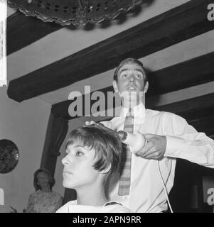 Friseursalon Tendens 1966, von Friseursalon Mario (Kurzhaarfriseur Mario bei der Arbeit Datum: 23. Juli 1965 Schlagwörter: Friseure, Frisuren Stockfoto