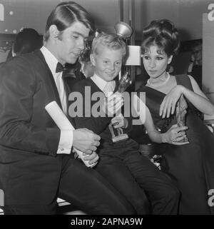 Grand Gala du Disque 1965, der 9-jährige Sohn Gaby van Toon Hermans, zusammen mit Esther und Abraham Ofrim Datum: 2. Oktober 1965 Ort: Amsterdam Schlagwörter: Musik, Musikpreise, Sänger persönlicher Name: Hermans, Gaby, Ofarim, Abi, Ofarim, Esther Stockfoto