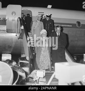 Königin Juliana und Prinz Bernhard während ihrer Ankunft in Schiphol nach einem königlichen Besuch in Suriname Royal Paar, die die Flugzeugtreppe hinabsteigt Datum: 16. Oktober 1965 Ort: Noord-Holland, Schiphol Schlüsselwörter: An- und Abreise, Königinnen, Prinzen, Flugzeuge persönlicher Name: Bernhard, Prinz, Juliana, Königin Stockfoto