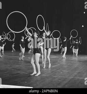 40. Jahrestag der Akademie Für Leibeserziehung in Amsterdam Vorstellung des Demonstrationsteams im Kongressgebäude Datum: 24. Oktober 1965 Standort: Amsterdam, Noord-Holland Schlüsselwörter: Demonstrationen, Jahrestage, Leibeserziehung, Bildung Stockfoto