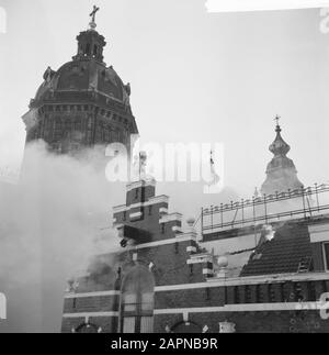 Feuer in der Lackfabrik Vettewinkel auf der Prins Hendrikkade in Amsterdam Rauch, der aus dem brennenden Gebäude stammt und die hinter der Kirche Sankt Nikolaus verbirgt Datum: 6. November 1965 Standort: Amsterdam, Noord-Holland Schlüsselwörter: Brände, Kirchenbauten, Rauch Stockfoto