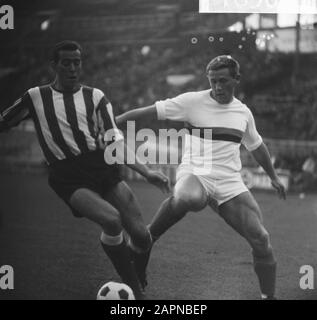 Fußballspiel DWS gegen PSV in Amsterdam: 2-2; Daan Writers während eines Duells mit Frans Geurtsen Datum: 28. November 1965 Ort: Amsterdam, Noord-Holland Schlagwörter: Sport, Fußball usw. Fußballer persönlicher Name: Geurtsen, Französisch, Schriftsteller, Daan Institution Name: PSV Stockfoto