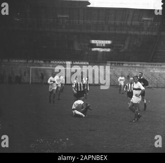 Fußballspiel DWS gegen PSV in Amsterdam: 2-2; Fußballer Piet Boogaard, während er auf dem Boden lag, nachdem Daan Schrijvers ihn überfallen hatte Datum: 28. November 1965 Ort: Amsterdam, Noord- Holland Schlüsselwörter: Sport, Fußball, Fußballer persönlicher Name: Boogaard, Piet, Schriftsteller, Daan Institution Name: PSV Stockfoto