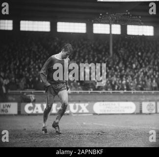 Fußballspiel Ajax gegen GVAV in Amsterdam 5-1; Torhüter Tonny van Leeuwen verlässt das Ajax-Feld Datum: 5. Dezember 1965 Ort: Amsterdam, Noord-Holland Schlagwörter: Torhüter, Publikum, Fußball, Fußballer persönlicher Name: Löwen, Tonny der Institution Name: AJAX Stockfoto