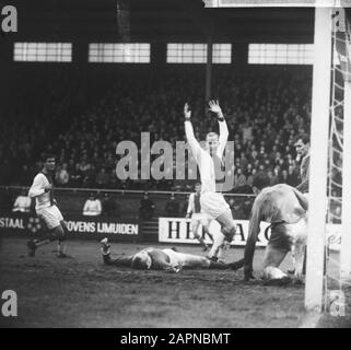 Fußballspiel Ajax gegen GVAV in Amsterdam 5-1; Fußballer Koeman, der nach dem Abpfupfen des Balles im eigenen Tor am Boden liegt; Fußballer Henk Groot jubelte Datum: 5. Dezember 1965 Ort: Amsterdam, Noord-Holland Schlagwörter: Jubel, Publikum, Sport, Fußball, Fußballer persönlicher Name: Groot, Henk, Koeman, Erwin Stockfoto