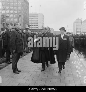 Prinz Bernhard während der Parade des Marine Corps vor dem Rathaus in Rotterdam nach dem 300. Jahrestag des Corps Datum: 9. Dezember 1965 Ort: Rotterdam, Zuid-Holland Schlüsselwörter: Militärparaden, Princes persönlicher Name: Bernhard (prins Nederland) Name Der Institution: Nam Stockfoto
