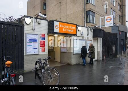 Der Eingang zum Bahnhof Finchley Road & Frognal, London, Großbritannien Stockfoto