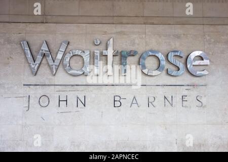 Waitrose Beschilderung außerhalb von Waitrose & Partners John Barnes, Swiss Cottage, London, Großbritannien Stockfoto