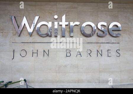 Waitrose Beschilderung außerhalb von Waitrose & Partners John Barnes, Swiss Cottage, London, Großbritannien Stockfoto