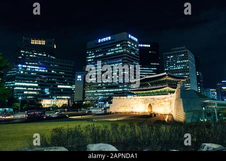 Südkorea, Seoul - märz 2019 Dongsibjagak Wachtturm, Gyeongbokgung Palast nachts Stockfoto