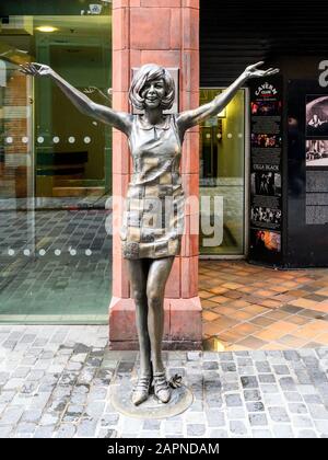 Bronzestatue der verstorbenen Sängerin und Fernsehmoderatorin, Cilla Black OBE, in der Mathew Street am ehemaligen Eingang zum Cavern Club, Liverpool, Großbritannien. Stockfoto