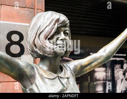 Bronzestatue der verstorbenen Sängerin und Fernsehmoderatorin, Cilla Black OBE, in der Mathew Street am ehemaligen Eingang zum Cavern Club, Liverpool, Großbritannien. Stockfoto