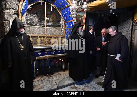 Der Prince of Wales (zweite linke Seite) betritt die Krypta, in der sich die Krippe befindet, bei einem Besuch der Geburtskirche in Bethlehem am zweiten Tag seines Besuches in Israel und den besetzten palästinensischen Gebieten. Stockfoto