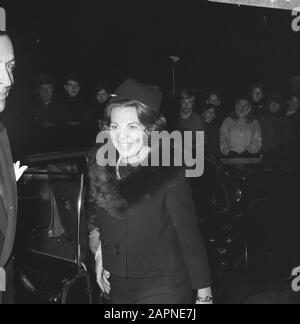 UNICEF TV-Sendung Prinzessin Beatrix bei Ankunft am Singer-Laren Datum: 23. November 1966 Ort: Laren (Noord-Holland), Noord-Holland Schlüsselwörter: An- und Abreise, Prinzessinnen, Fernsehprogramme persönlicher Name: Beatrix (Crown Princess Netherlands) Name Der Einrichtung: UNICEF Stockfoto