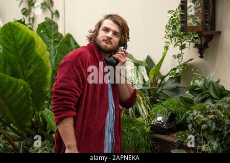 RHS Garden Wisley, Surrey, Großbritannien. Januar 2020. Im Glasshouse an der RHS Wisley wurde ein verlorenes und verlassenes viktorianisches Haus von Hausbetrieben überrannt. Jeder Raum ist mit Pflanzen gefüllt, die wild außer Kontrolle geraten sind, von einer Stuhlpalme, die in einem Sessel liegt, bis zu einem riesigen Farn, der ein Bad nimmt. Giant Houseplant Takeover, eine neue Ausstellung im RHS Garden Wisley vom 25. Januar bis 1. März 2020, um Sie zu inspirieren, Zimmerpflanzen zu halten. Kredit: Malcolm Park/Alamy Live News. Stockfoto