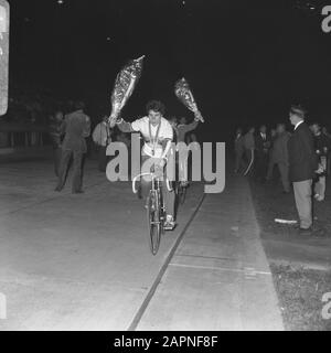 Radweltmeisterschaften. Russin Garkouchina Weltmeister-Verfolgungsjagd, Ehrenrunde im Regenbogentrikot Datum: 24. August 1967 Ort: Amsterdam Schlagwörter: Bahnradsport, Sport Stockfoto