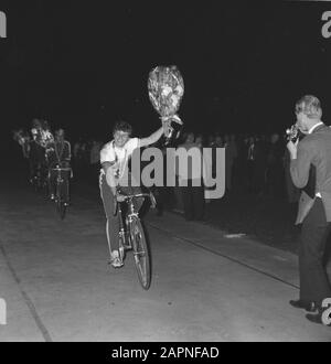 Radweltmeisterschaften, Sprintfinale Damen. Sarina reitet im Regenbogentrikot Ehrenrundje Datum: 26. August 1967 Schlagwörter: Sprint, RADSPORT, Finale Stockfoto