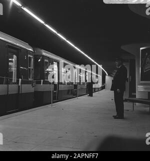 U-Bahnhof Rotterdam-Maas. Hauptbahnhof Datum: 15. November 1967 Standort: Rotterdam, Zuid-Holland Schlüsselwörter: Metros, Stationen Stockfoto