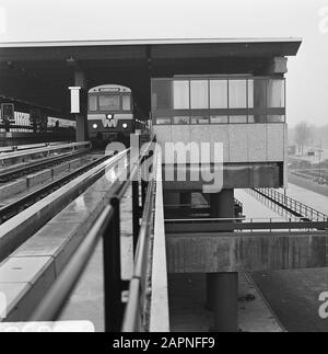 U-Bahnhof Rotterdam-Maas. Bovenground Station Zuidplein Datum: 15. November 1967 Standort: Rotterdam, Zuid-Holland Stichwörter: Metros, Stationen Stockfoto
