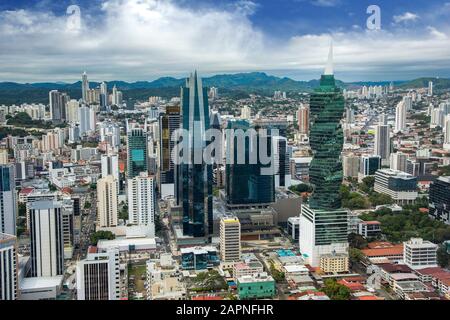 Der F&F Tower (früher bekannt als Revolution Tower) ist ein Büroturm in Panama-Stadt, Panama. Stockfoto