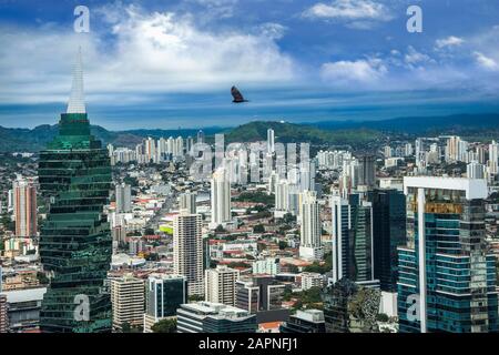 Der F&F Tower (früher bekannt als Revolution Tower) ist ein Büroturm in Panama-Stadt, Panama. Stockfoto