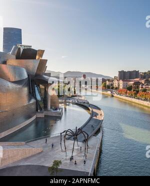 Maman, eine riesige Spinnenplastik außerhalb des Guggenheim Museums in Bilbao, Spanien. Stockfoto