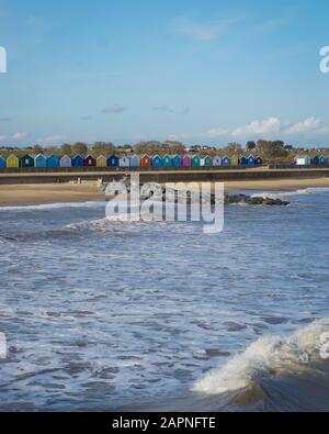 Rolling Waves und Strandhütten an der Prppromenade Southwold UK Stockfoto